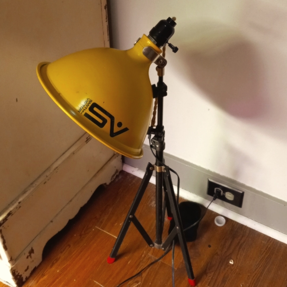 Vintage SMITH VICTOR collectible tripod and light directional lamp